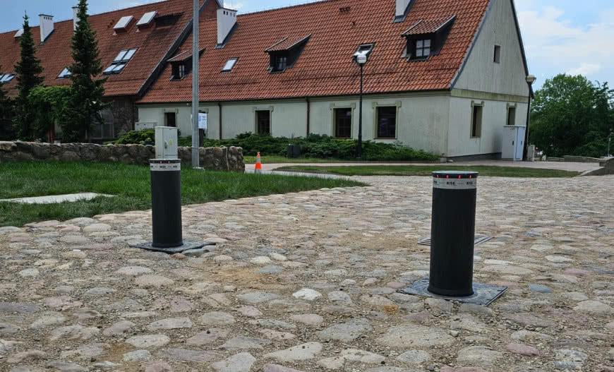 Słupek stały, składany czy automatyczny? Przewodnik po blokadach parkingowych