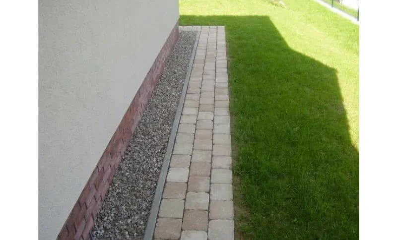 Opaska wokół domu z kostki brukowej, fot. budownictwob2b.pl Opaska wokół domu z kostki brukowej, fot. budownictwob2b.pl